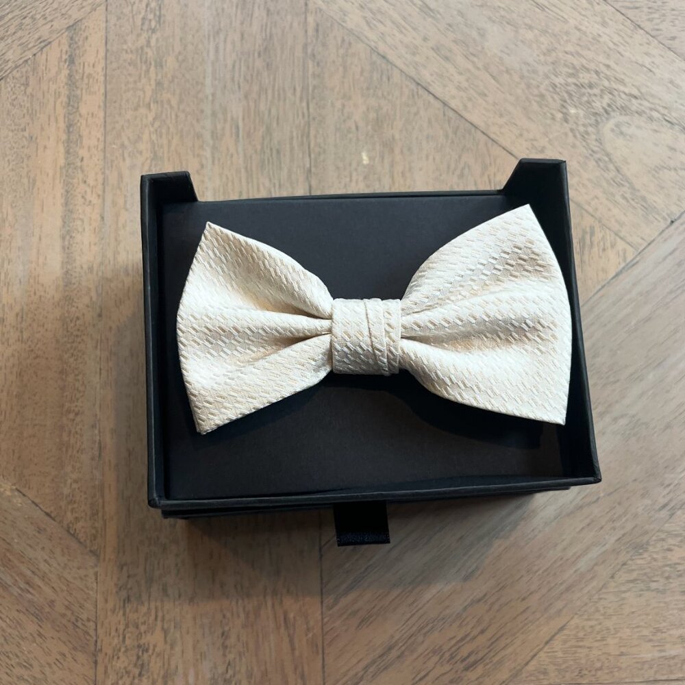 bow tie - Picture 3 of 3